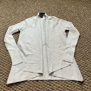 Design History women fly away lightweight sweater size small color soft gray